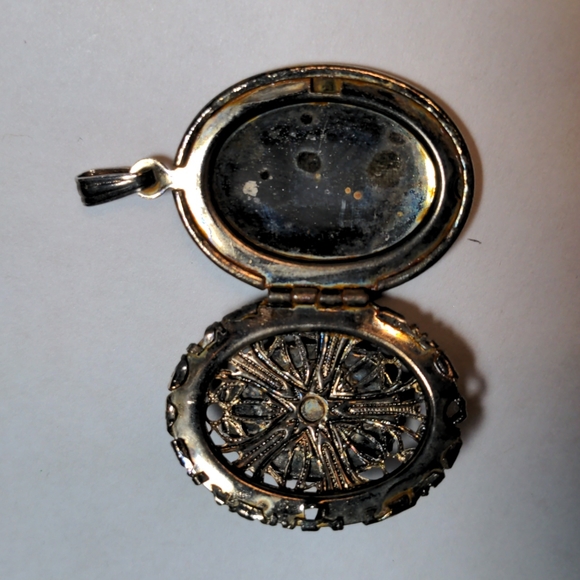Vintage filigree locket pendant with opal-like center cabochon - Picture 4 of 14